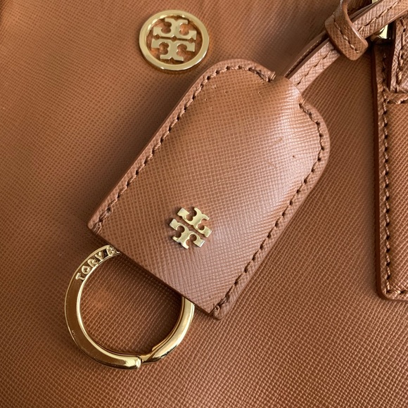 Tory Burch Handbags - Tory Burch small Robinson, camel color
